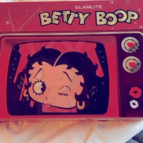 Betty Boop PR 7 pcs Box Set Eyeshadow Lashes Lip Kit Mirror Blush+ Bag New - Picture 4 of 6